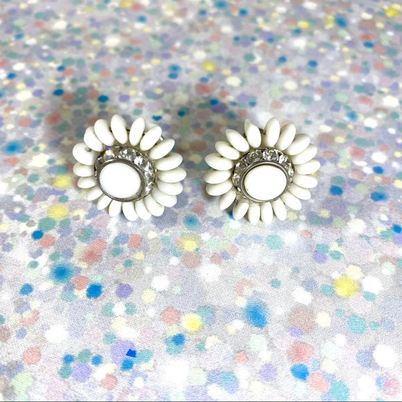 Stunning white beaded rhinestone flower earrings - Picture 5 of 6